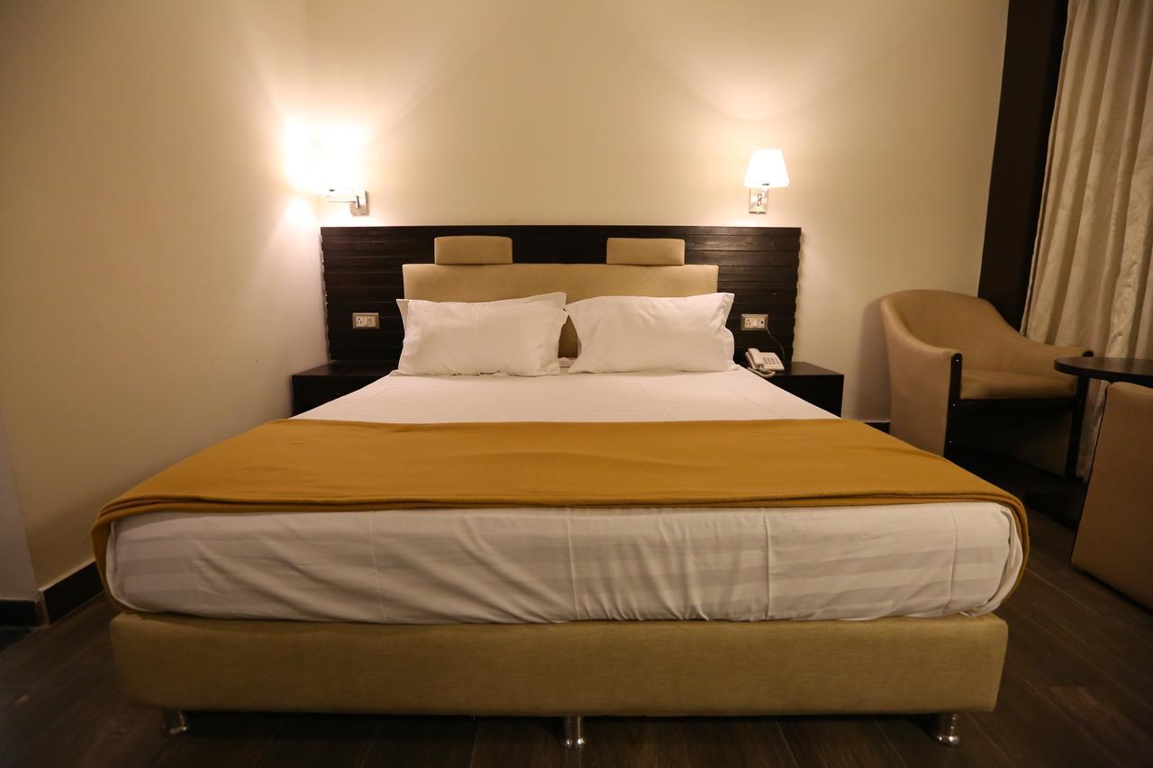 Hotel La Castle Chennai Bagian luar foto
