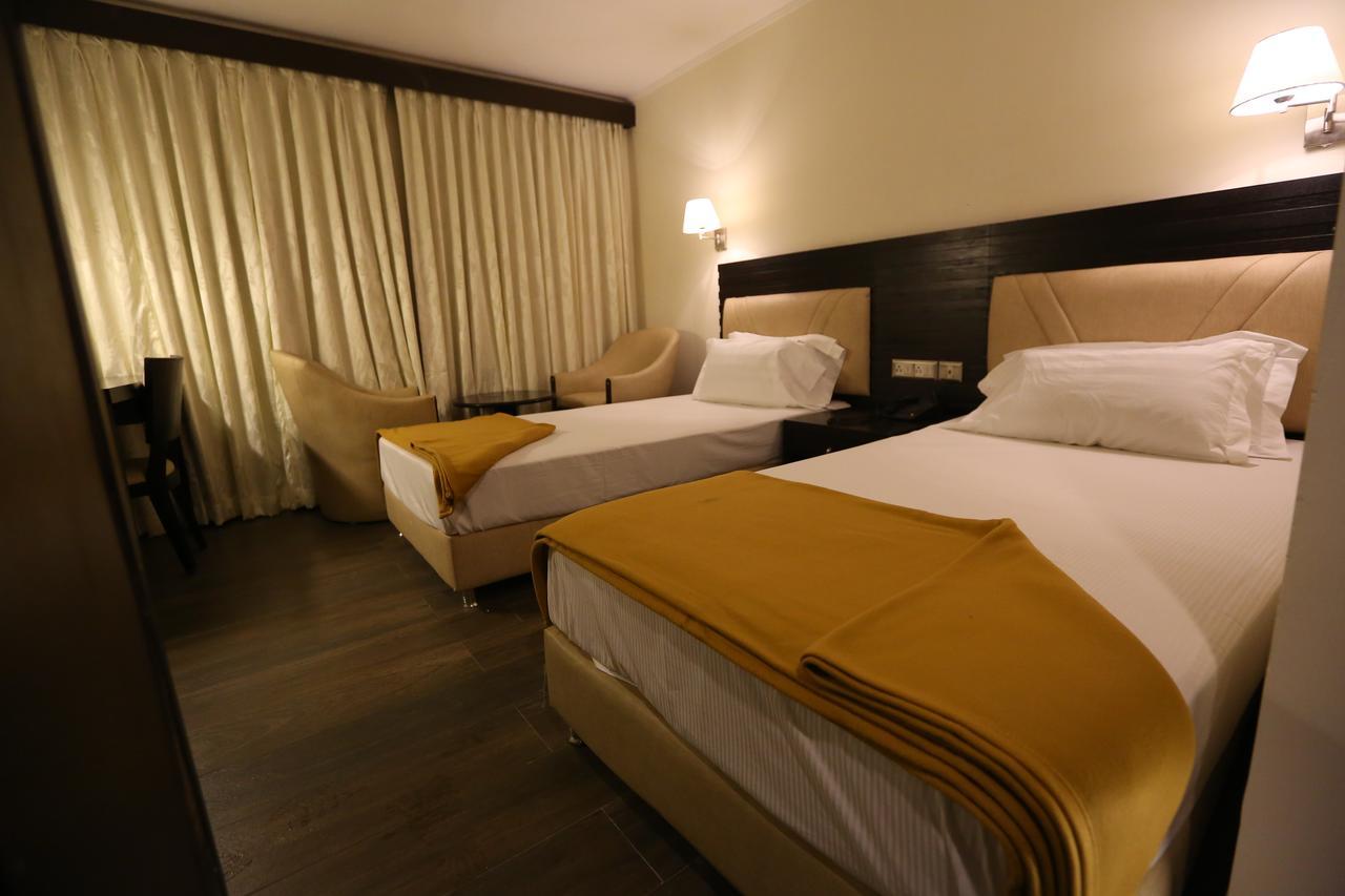 Hotel La Castle Chennai Bagian luar foto