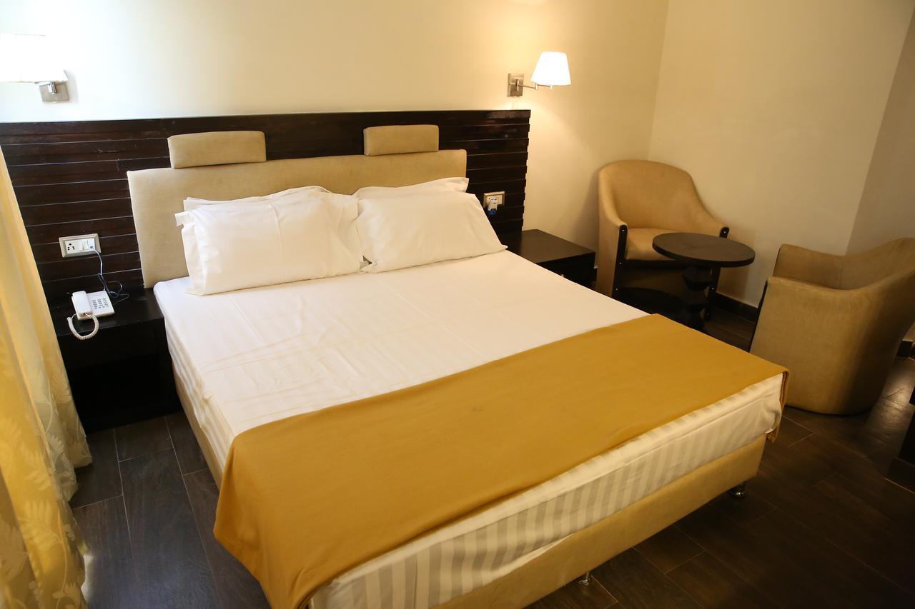 Hotel La Castle Chennai Bagian luar foto