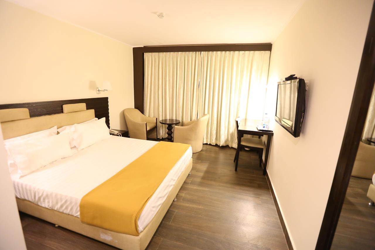 Hotel La Castle Chennai Bagian luar foto