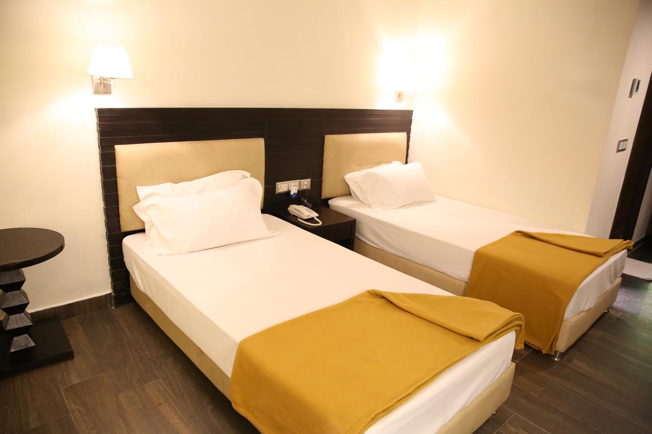 Hotel La Castle Chennai Bagian luar foto